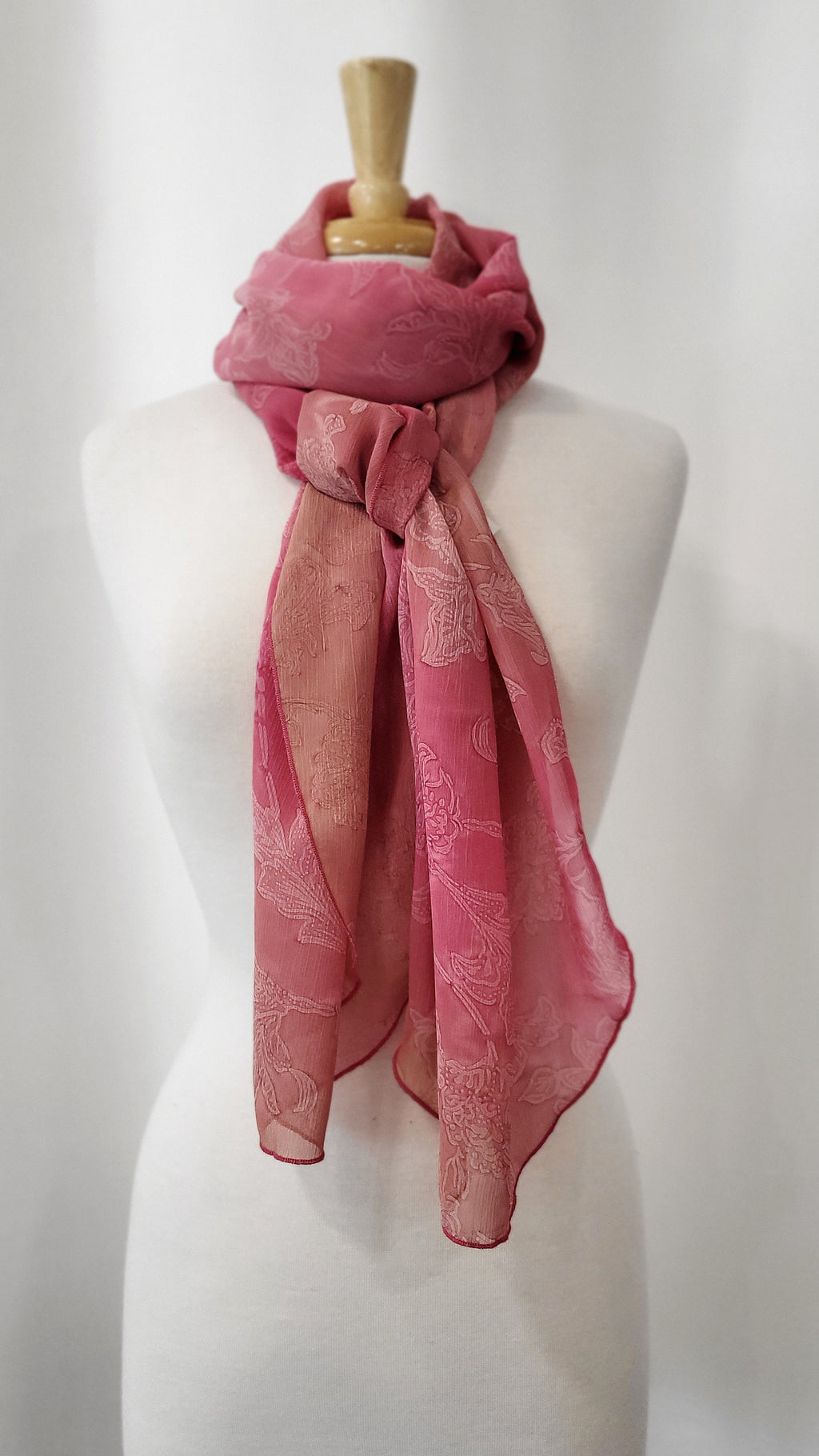 Foulard long et léger, motif floral discret en teintes de rose