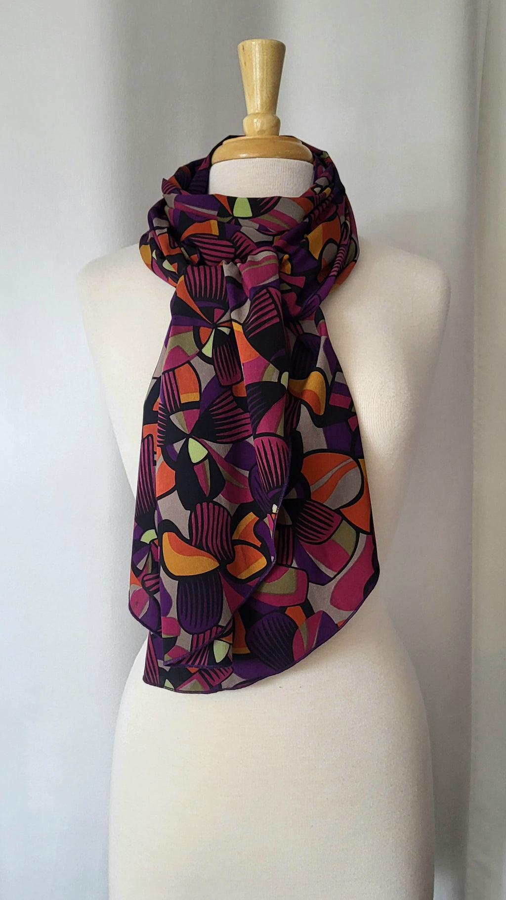 Foulard long en soie, imprimé exotique en tons de prune