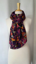Foulard long en soie, imprimé exotique en tons de prune
