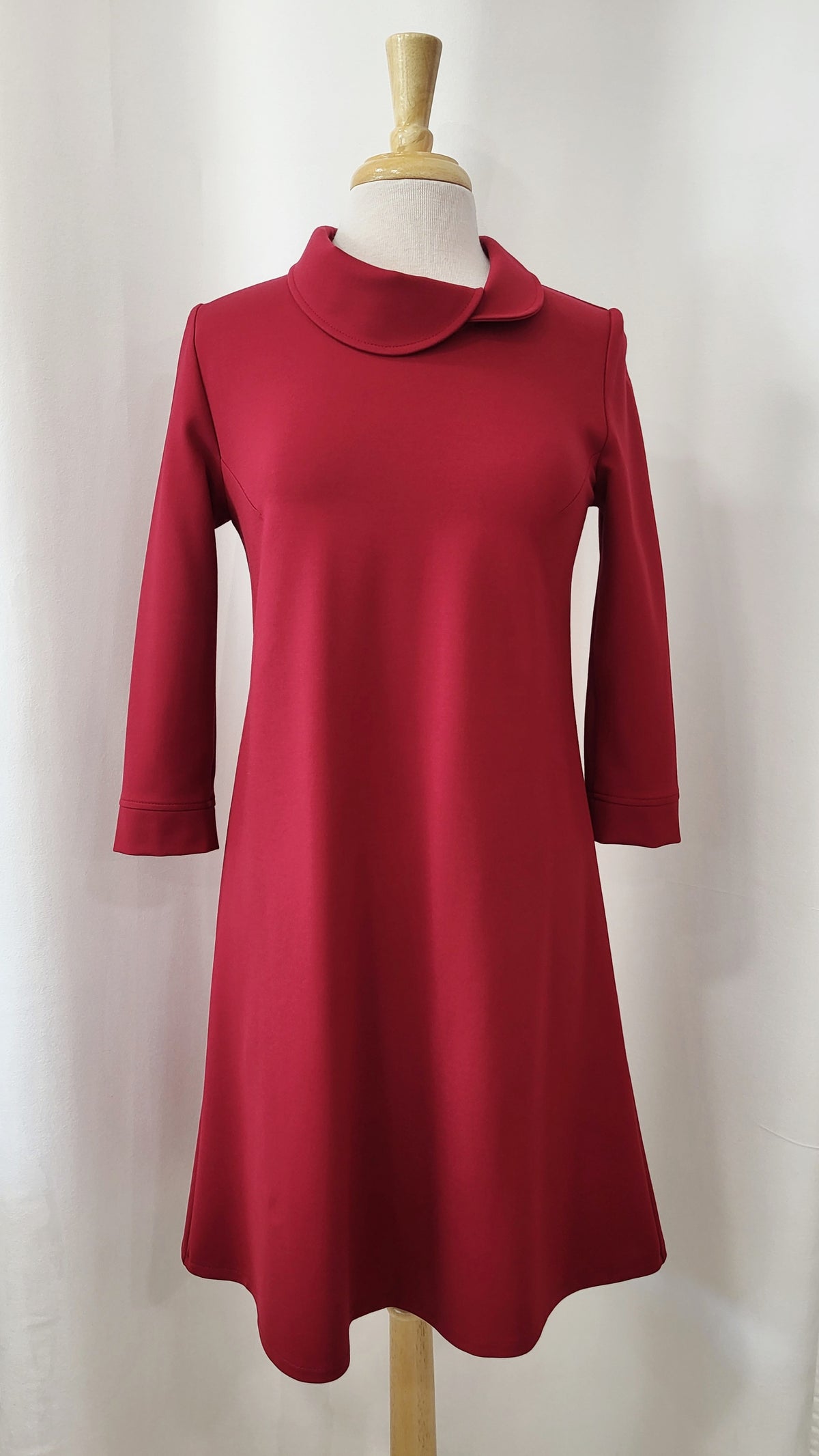 Robe Christine rouge à manches trois-quarts et col rond
