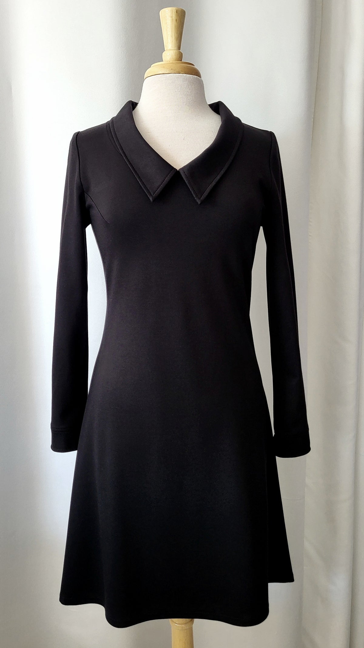 Robe Michelle noire à manches longues avec col
