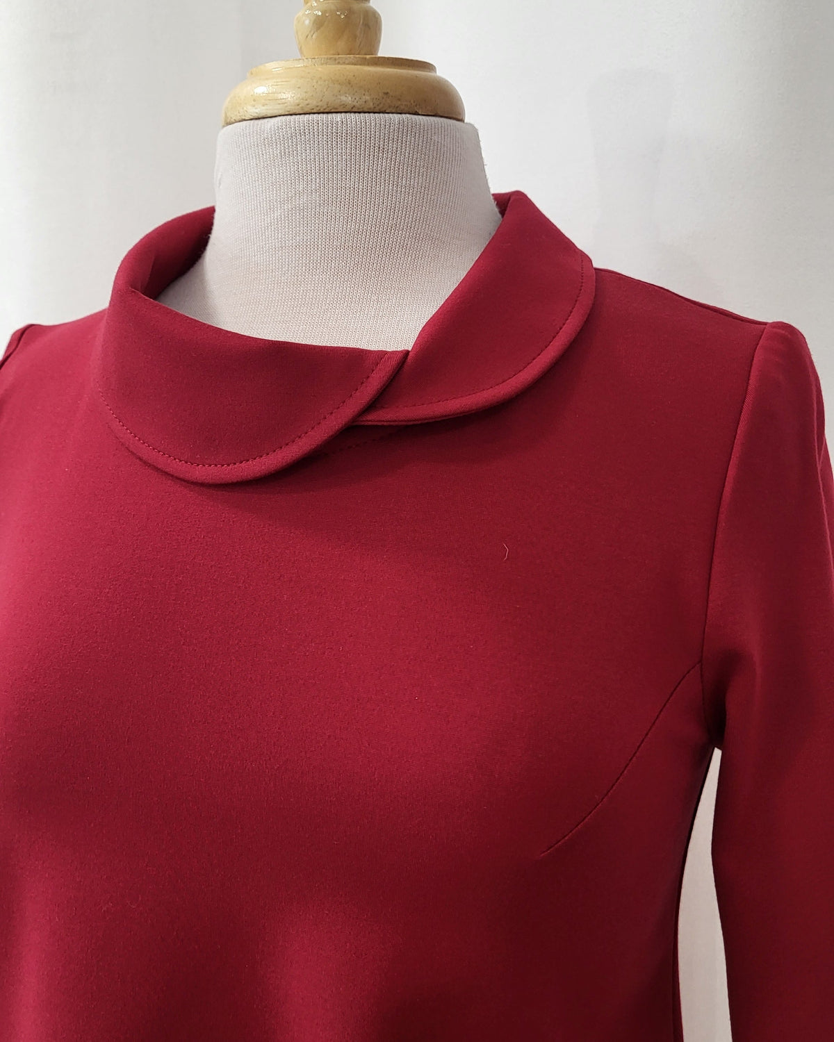 Robe Christine rouge à manches trois-quarts et col rond
