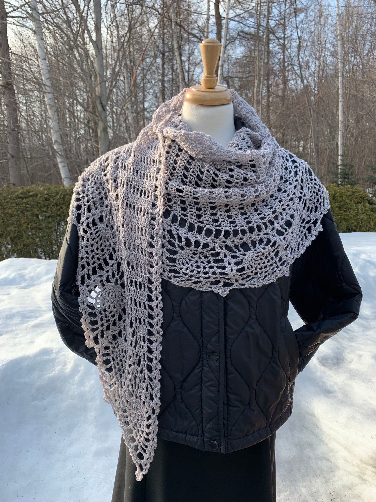 MPA - Châle ananas gris pâle tricoté au crochet
