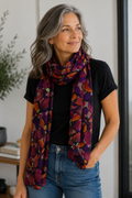 Foulard long en soie, imprimé exotique en tons de prune