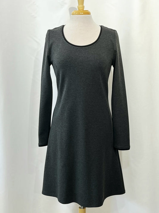 Robe Michelle grise à liséré noir