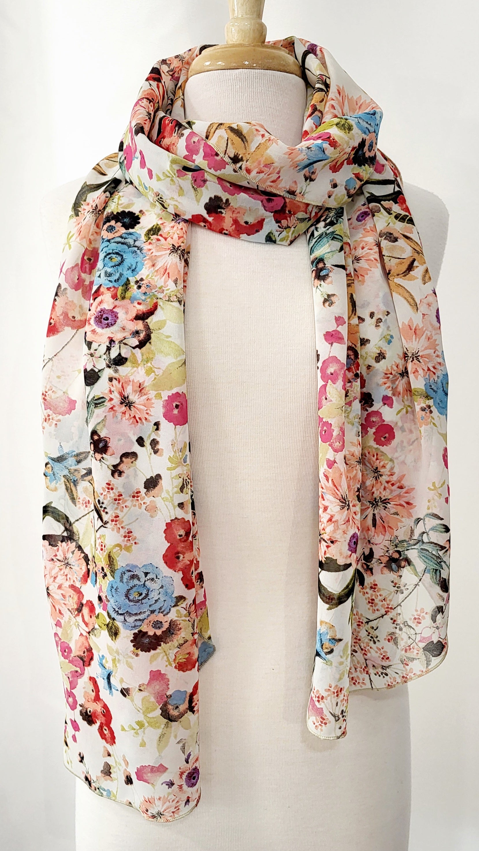 Grand foulard en voilage imprimée de fleurs multicolores.