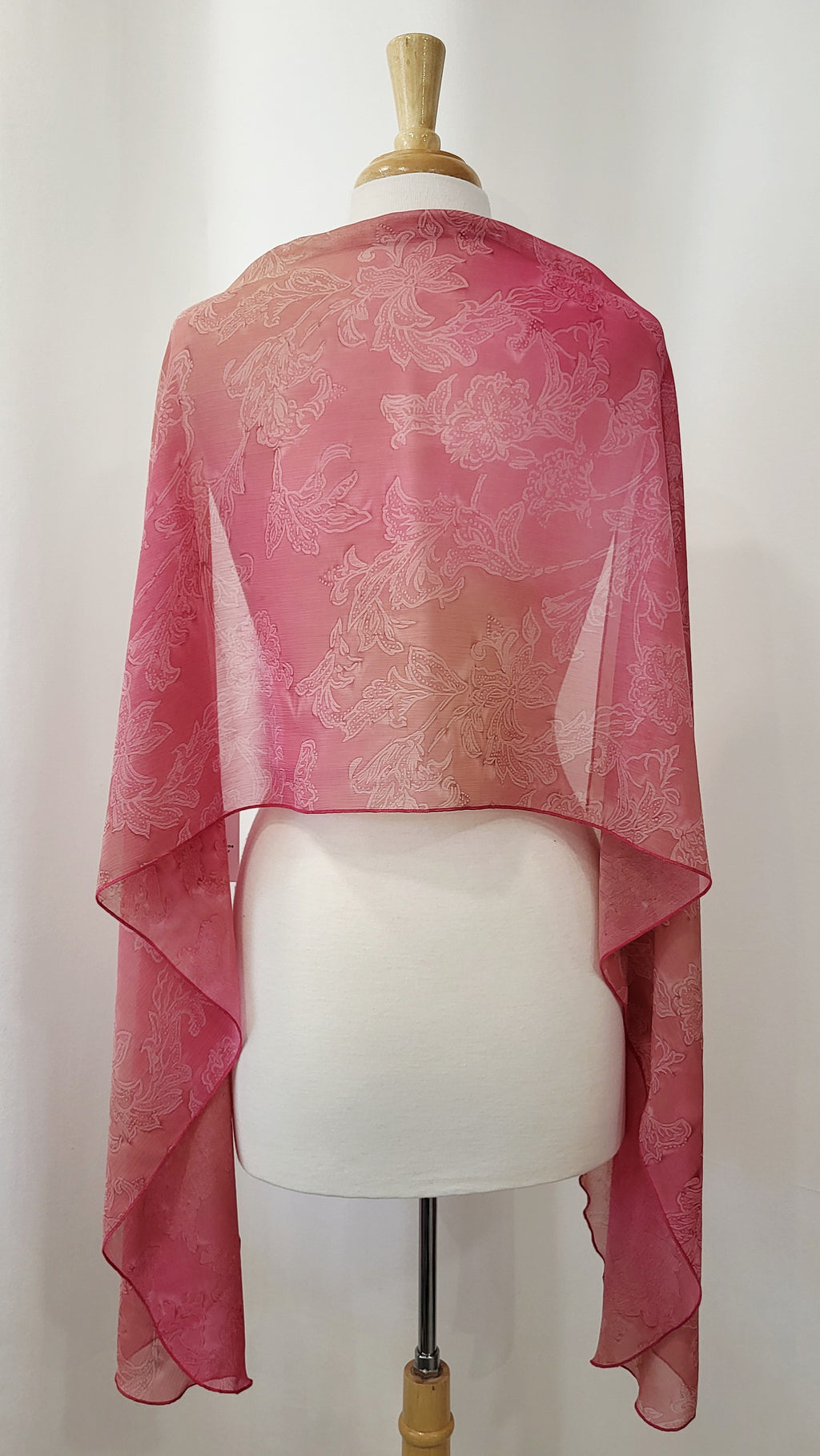 Foulard long et léger, motif floral discret en teintes de rose