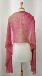 Foulard long et léger, motif floral discret en teintes de rose