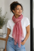 Foulard long et léger, motif floral discret en teintes de rose