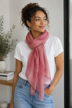 Foulard long et léger, motif floral discret en teintes de rose