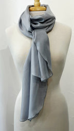 Foulard long et léger en soie gris perle.