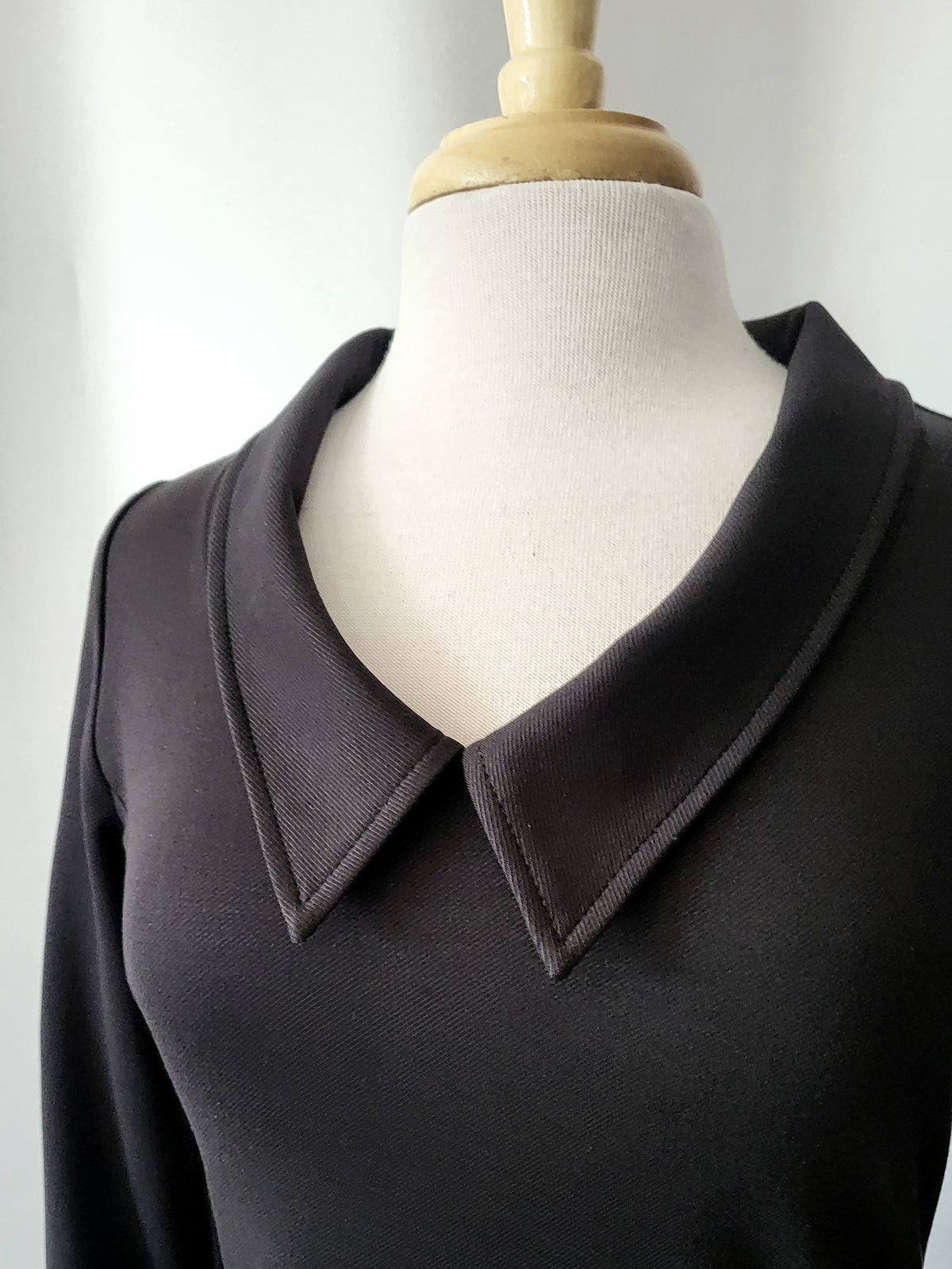Robe Michelle noire à manches longues avec col