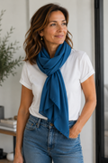 Foulard long en soie de couleur bleu céruléen