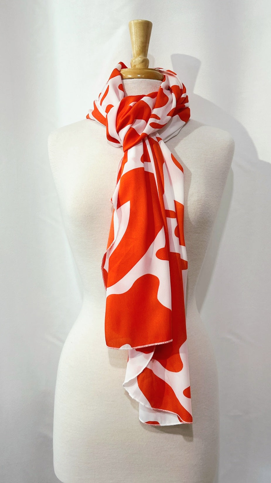 Foulard long imprimé orangé et blanc