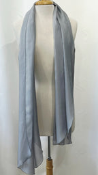 Foulard long et léger en soie gris perle.