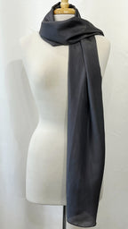Foulard long et léger en soie gris foncé