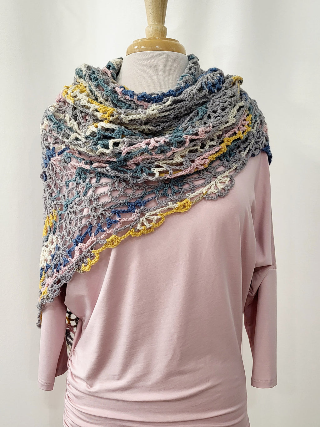 MPA - Châle triangulaire tricoté au crochet, gris, bleu, rose et jaune.