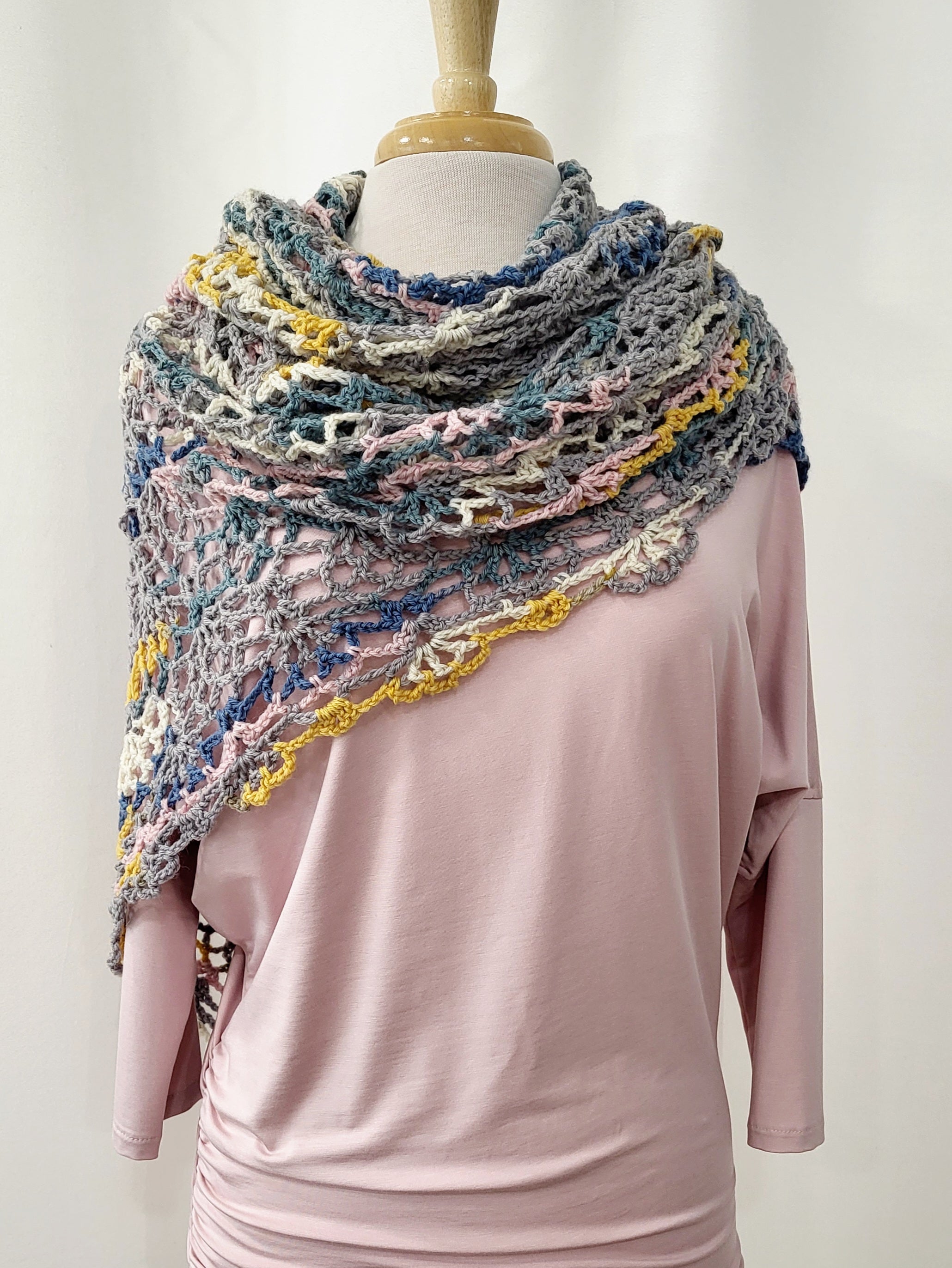 MPA - Châle triangulaire tricoté au crochet, gris, bleu, rose et jaune.