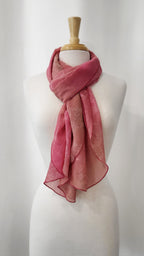 Foulard long et léger, motif floral discret en teintes de rose