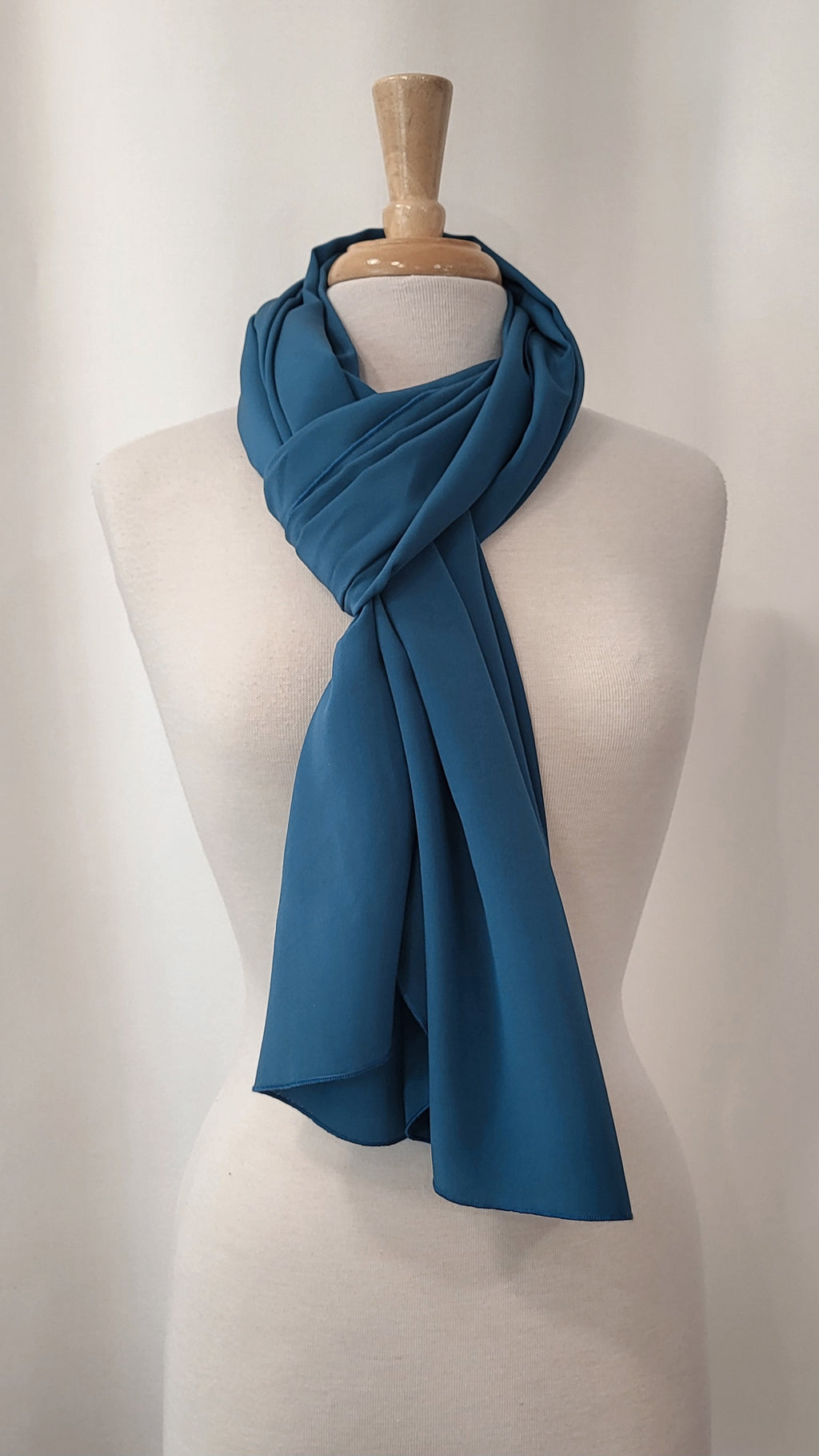 Foulard long en soie de couleur bleu céruléen