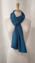Foulard long en soie de couleur bleu céruléen