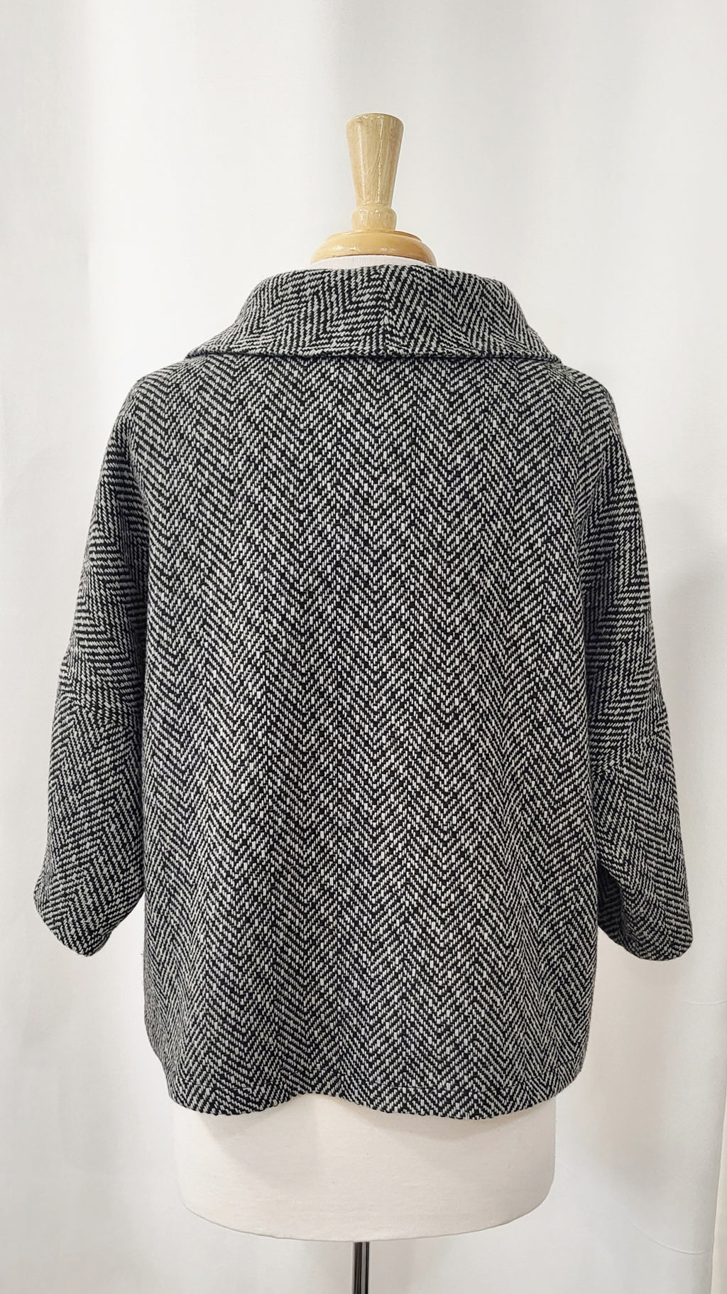 Pèlerine, veste pour femme en pure laine, chevrons noir et blanc