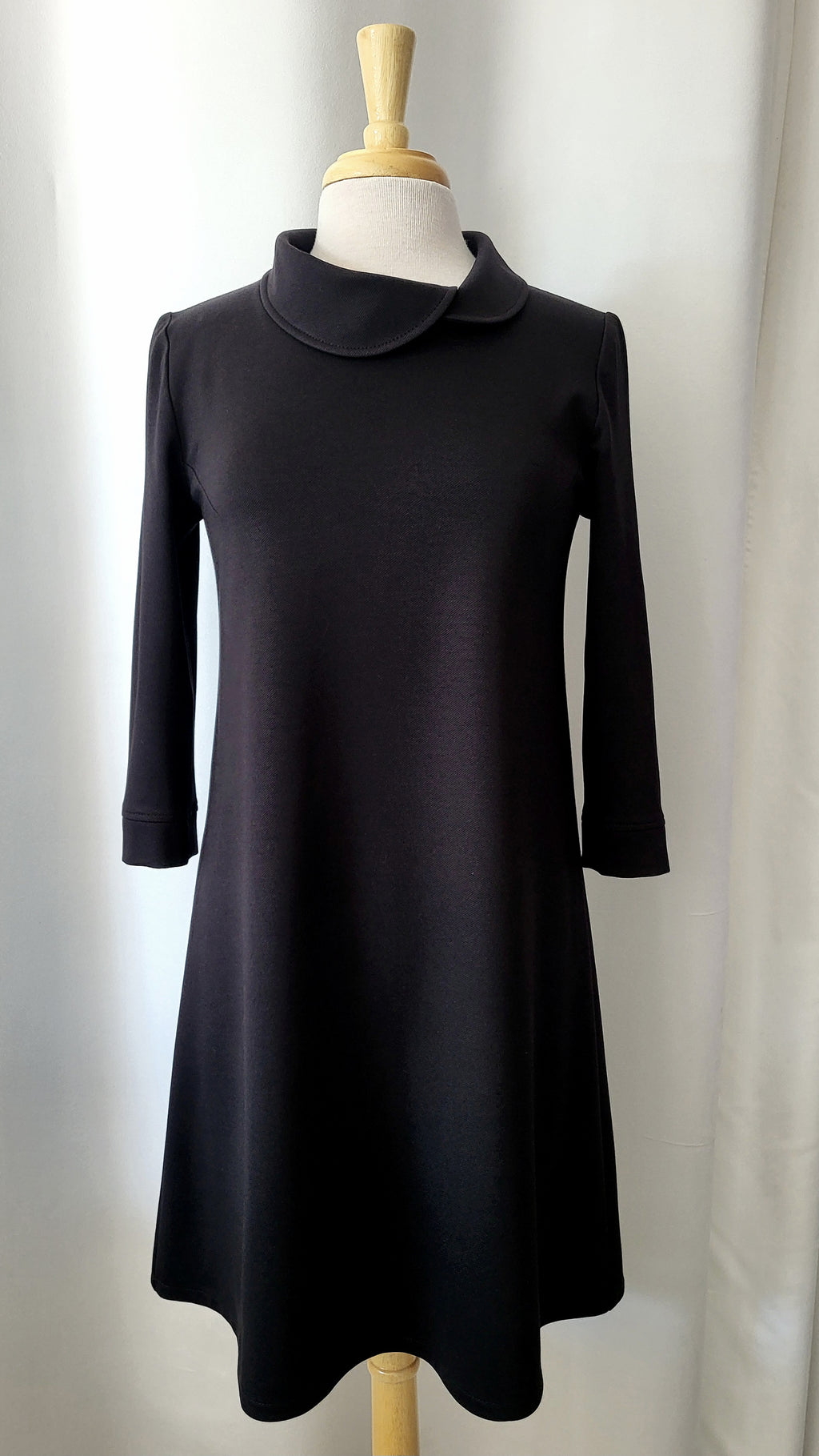 Robe Christine noire à manches trois-quarts et col rond