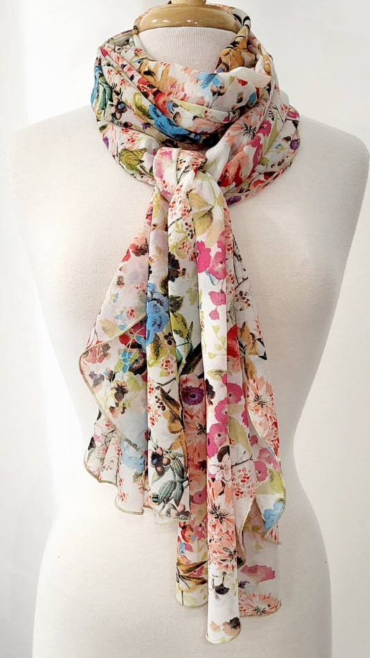 Grand foulard en voilage imprimée de fleurs multicolores.