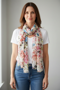 Grand foulard en voilage fleuri multicolores.