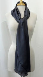Foulard long et léger en soie gris foncé