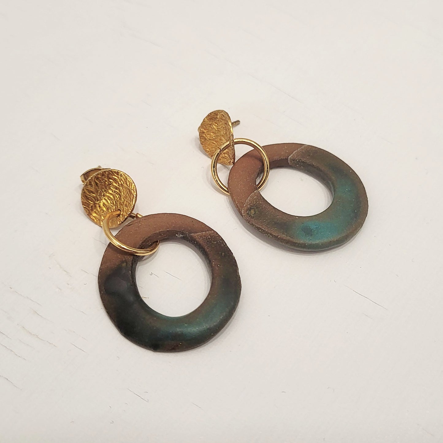 Boucles d'oreilles rondes ajourées en grès rouge B04