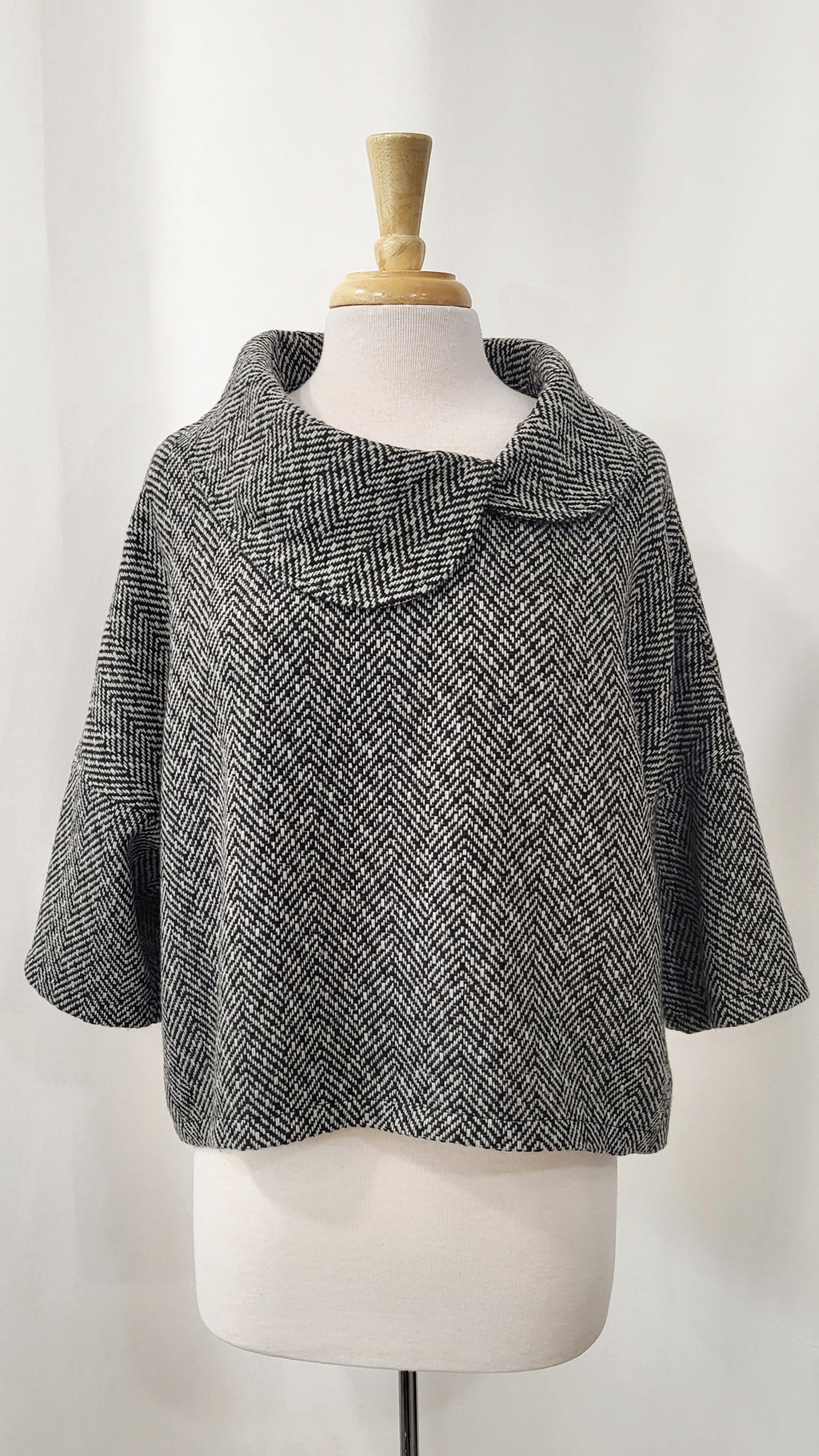 Pèlerine, veste pour femme en pure laine, chevrons noir et blanc
