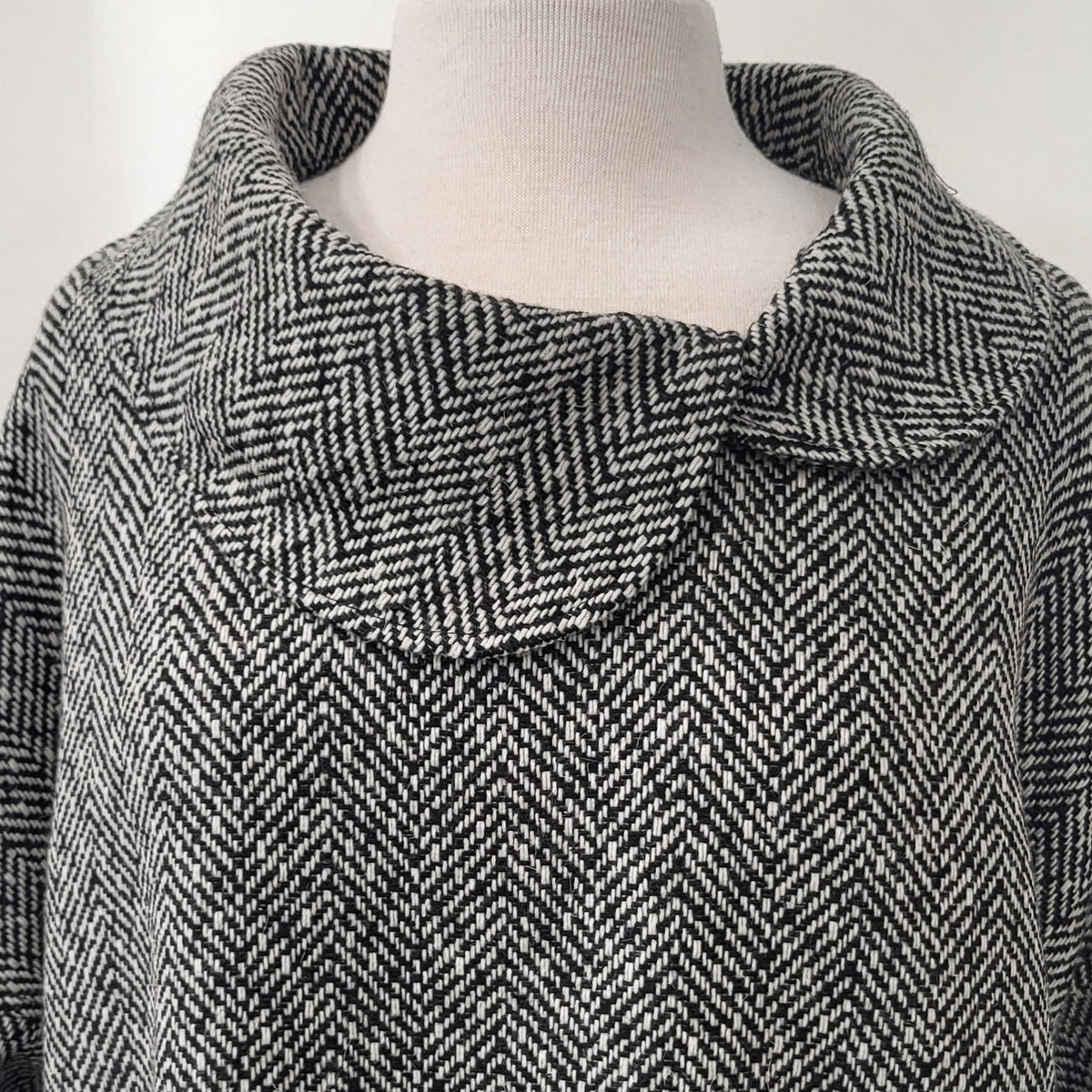 Pèlerine, veste pour femme en pure laine, chevrons noir et blanc