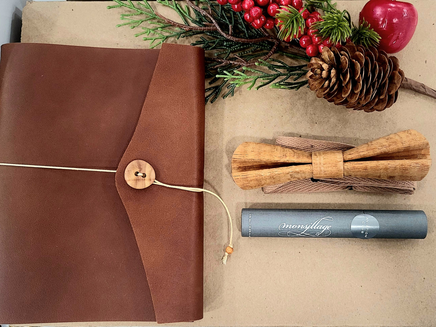 Ensemble raffiné pour homme - Journal de cuir, nœud papillon en bois et eau de toilette