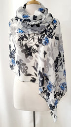 Poncho court en voilage fleuri noir, gris et bleu sur fond blanc