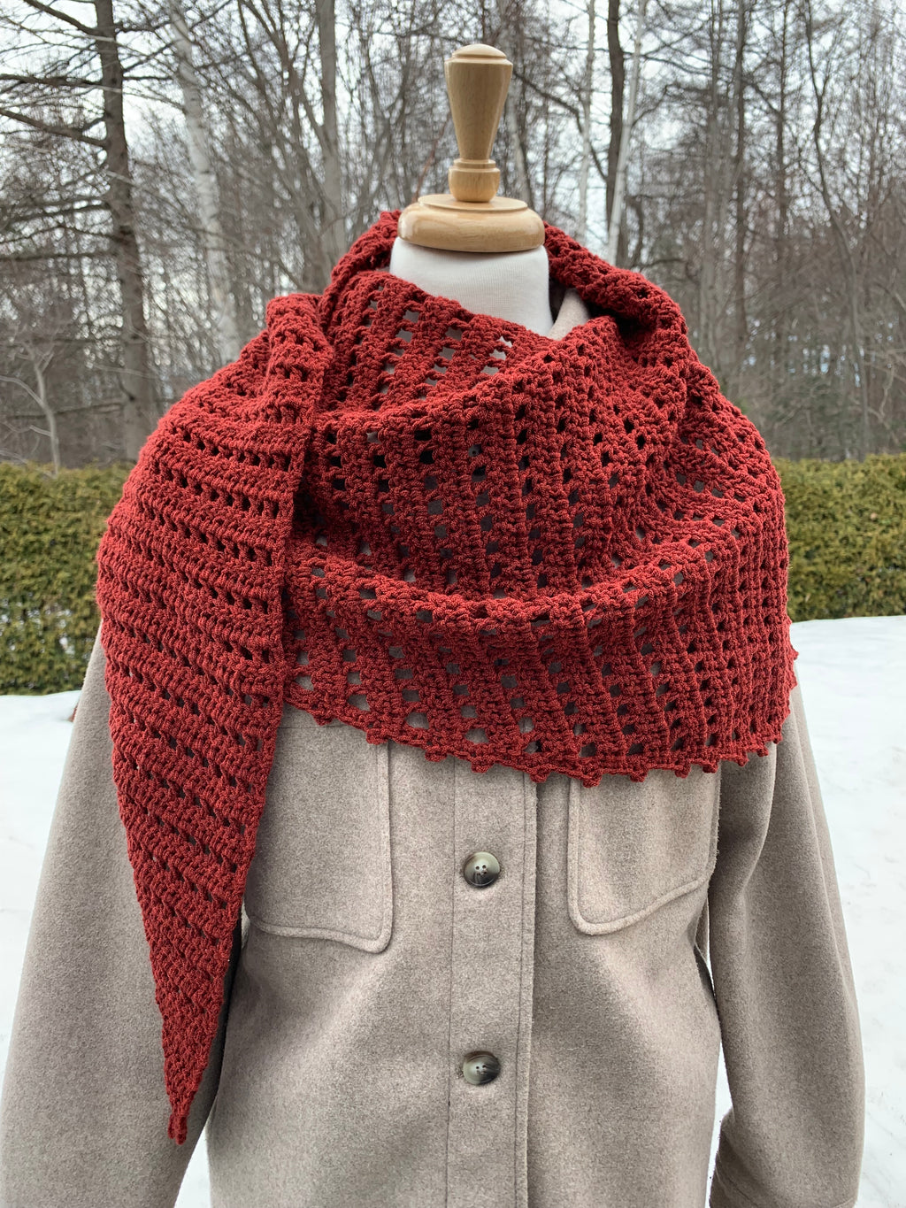 MPA - Châle Katia rouge brique tricoté au crochet.