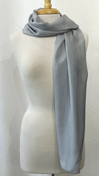 Foulard long et léger en soie gris perle.
