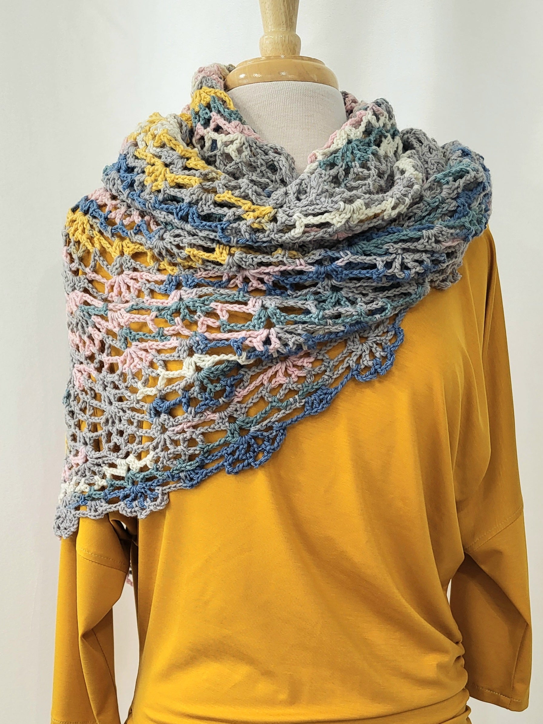 MPA - Châle triangulaire tricoté au crochet, gris, bleu, rose et jaune.