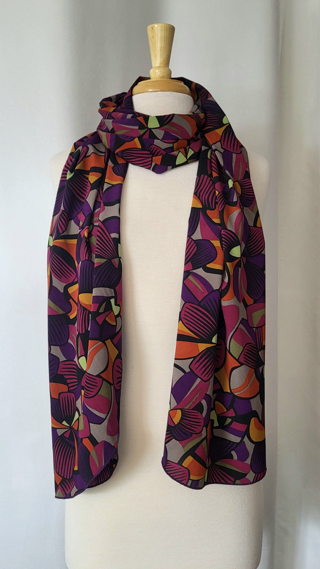 Foulard long en soie, imprimé exotique en tons de prune