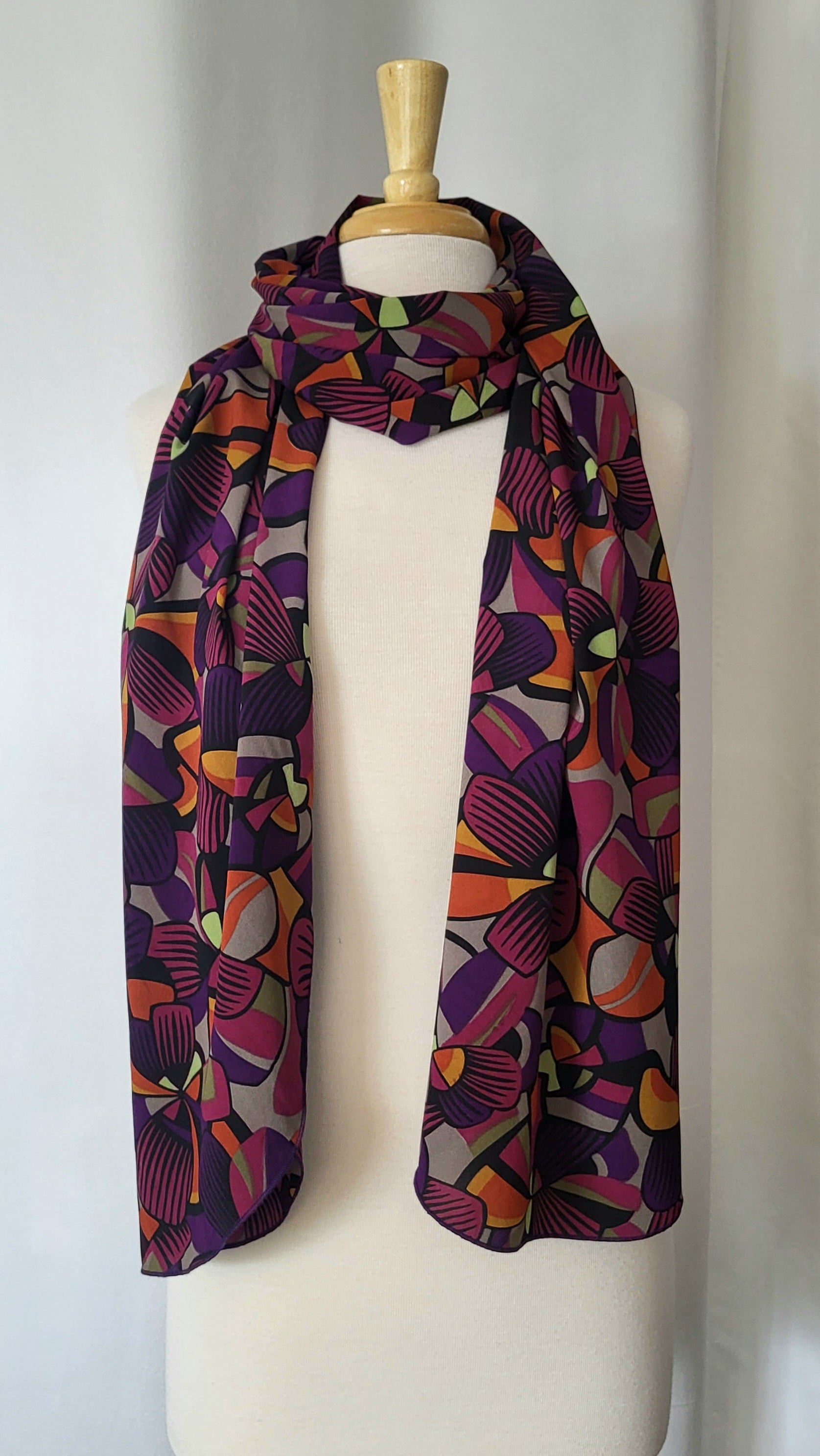 Foulard long en soie, imprimé exotique en tons de prune