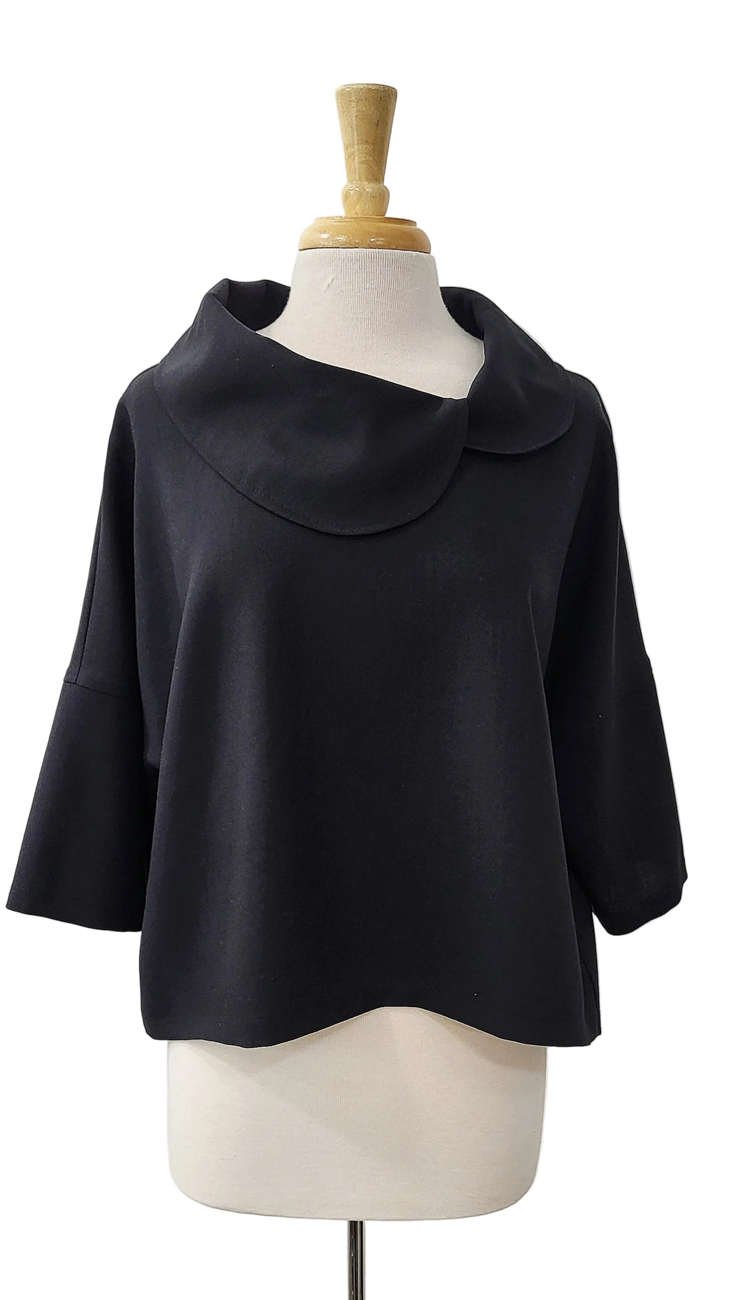 Pèlerine, veste pour femme en pure laine noire, très légère