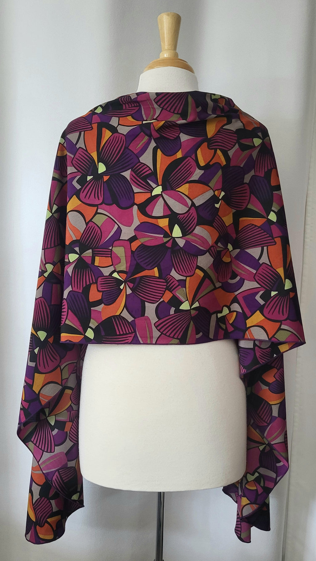 Foulard long en soie, imprimé exotique en tons de prune