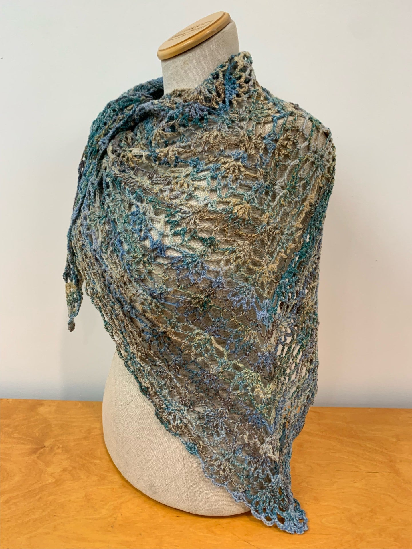 MPA - Châle triangle tricoté au crochet 2 choix de couleur