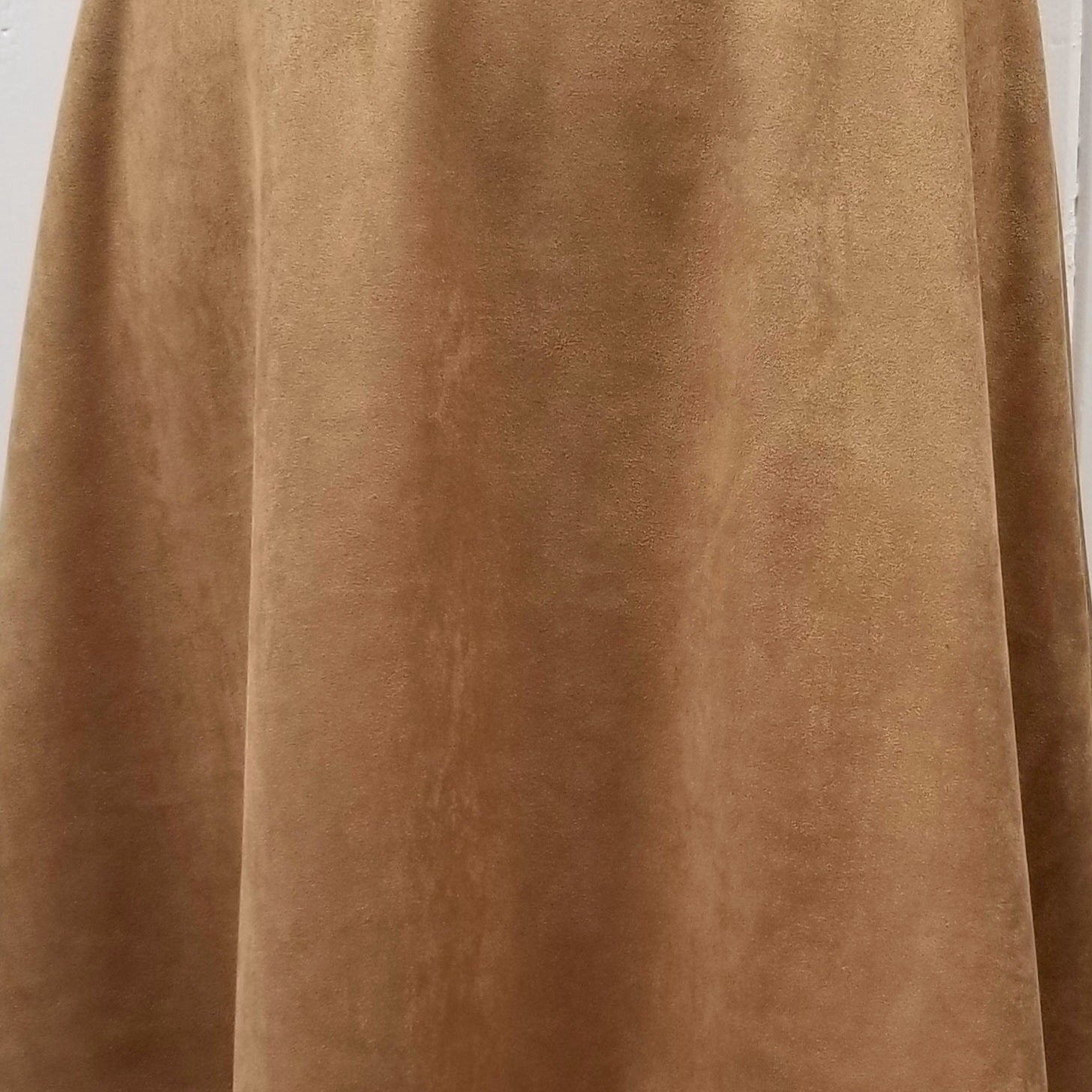 Jupe évasée longueur mi-jambe en ultrasuède caramel ou noir.
