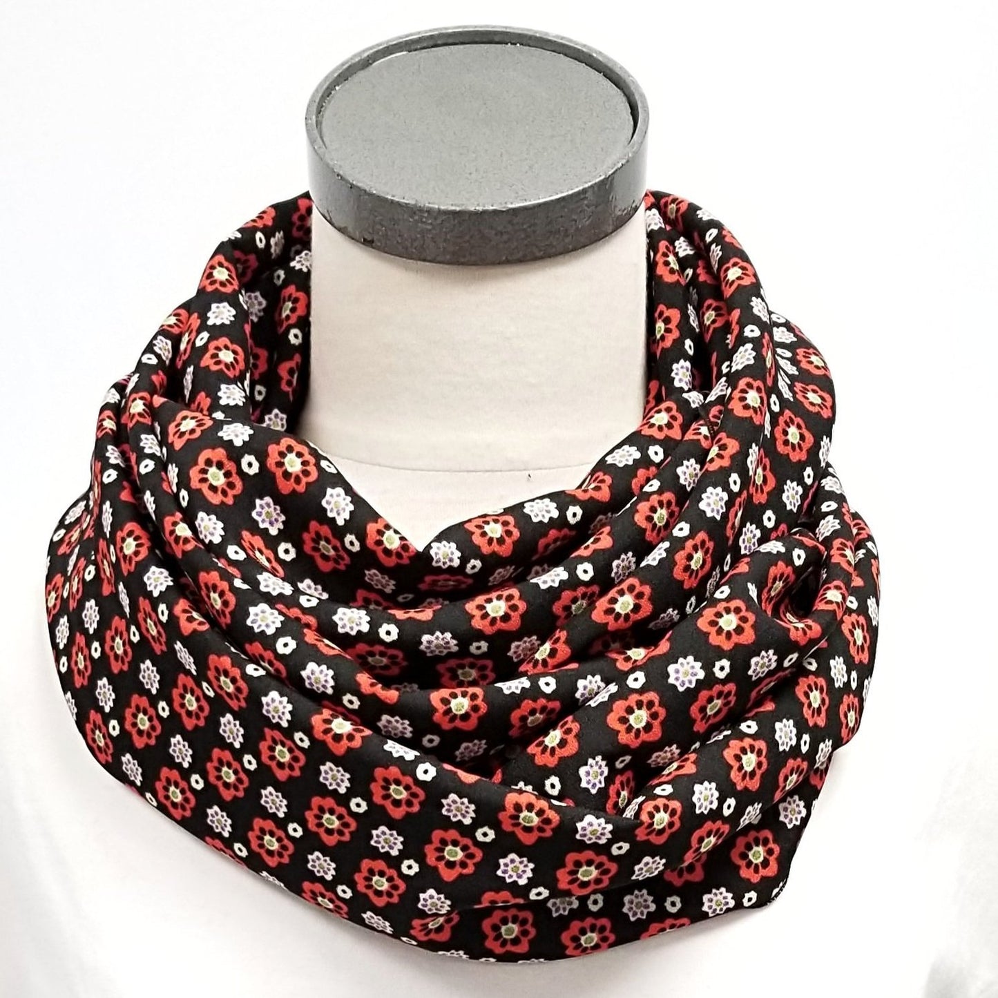 Foulard circulaire petites fleurs corail sur fond marine foncé. - Christine Mercier atelier-boutique