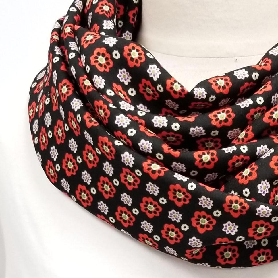 Foulard circulaire petites fleurs corail sur fond marine foncé. - Christine Mercier atelier-boutique