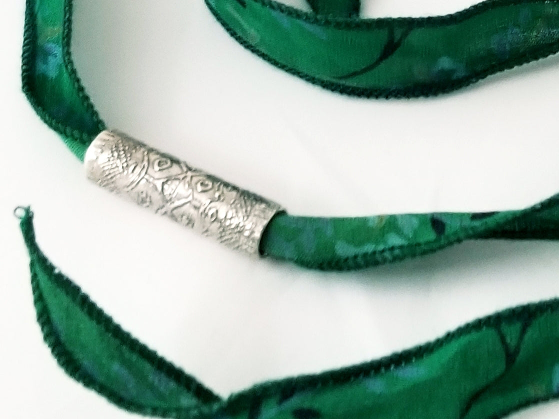 Bracelet/collier tube en argent gravé et ruban de soie. - Christine Mercier atelier-boutique