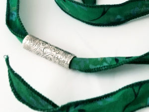 Bracelet/collier tube en argent gravé et ruban de soie. - Christine Mercier atelier-boutique