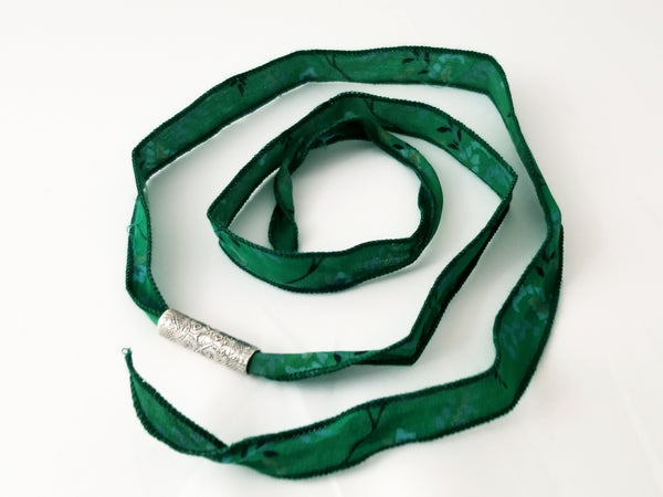 Bracelet/collier tube en argent gravé et ruban de soie. - Christine Mercier atelier-boutique