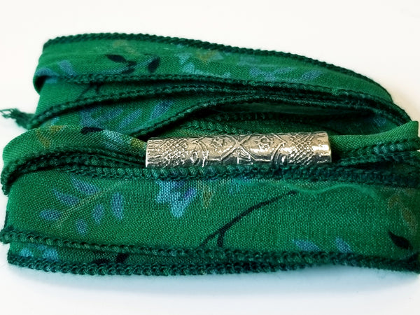 Bracelet/collier tube en argent gravé et ruban de soie. - Christine Mercier atelier-boutique